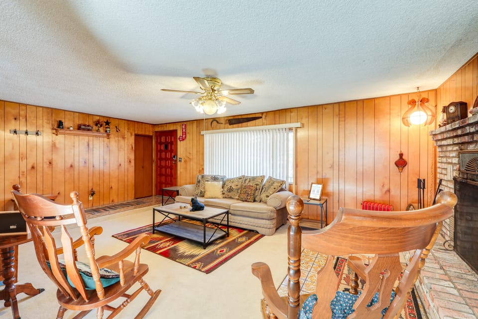 Deck & Forest Views: ‘Black Bear Cabin' in Payson House in Gila County