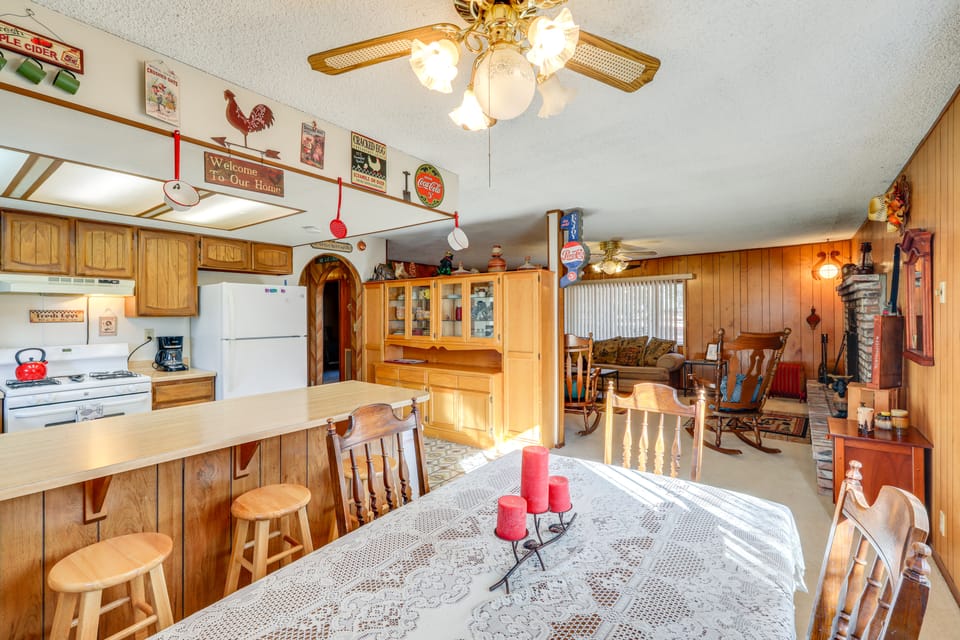 Deck & Forest Views: ‘Black Bear Cabin' in Payson House in Gila County