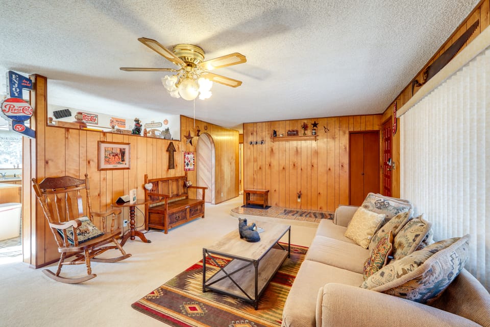 Deck & Forest Views: ‘Black Bear Cabin' in Payson House in Gila County