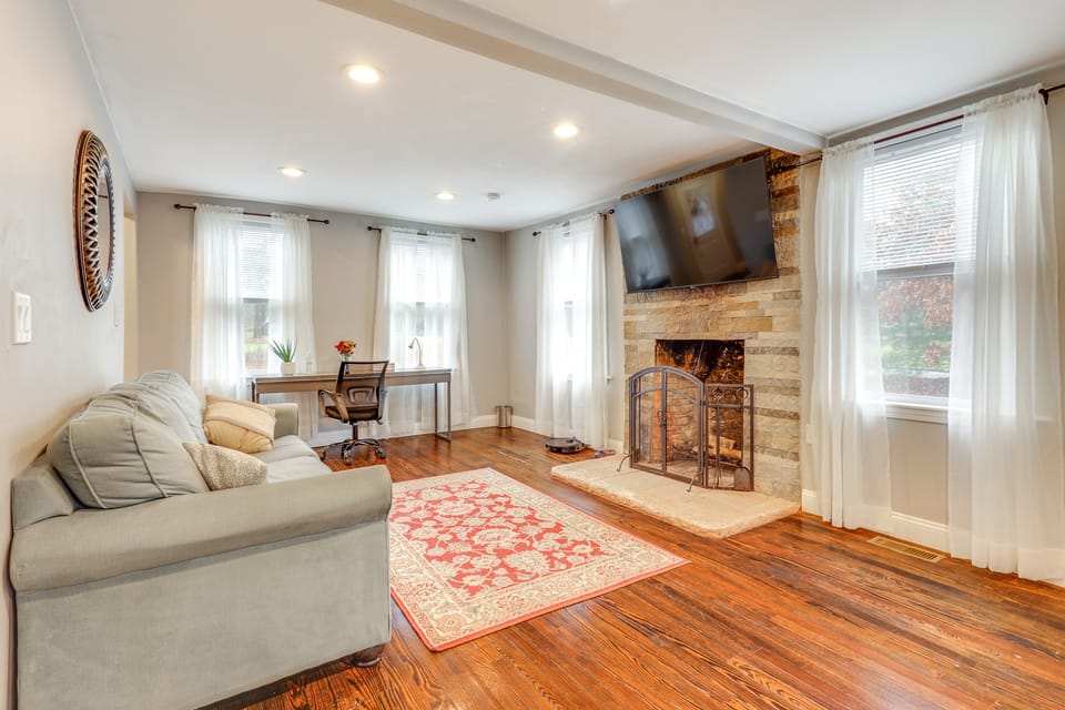 2 Mi to Gillette Stadium: Foxborough Retreat! House in Foxborough