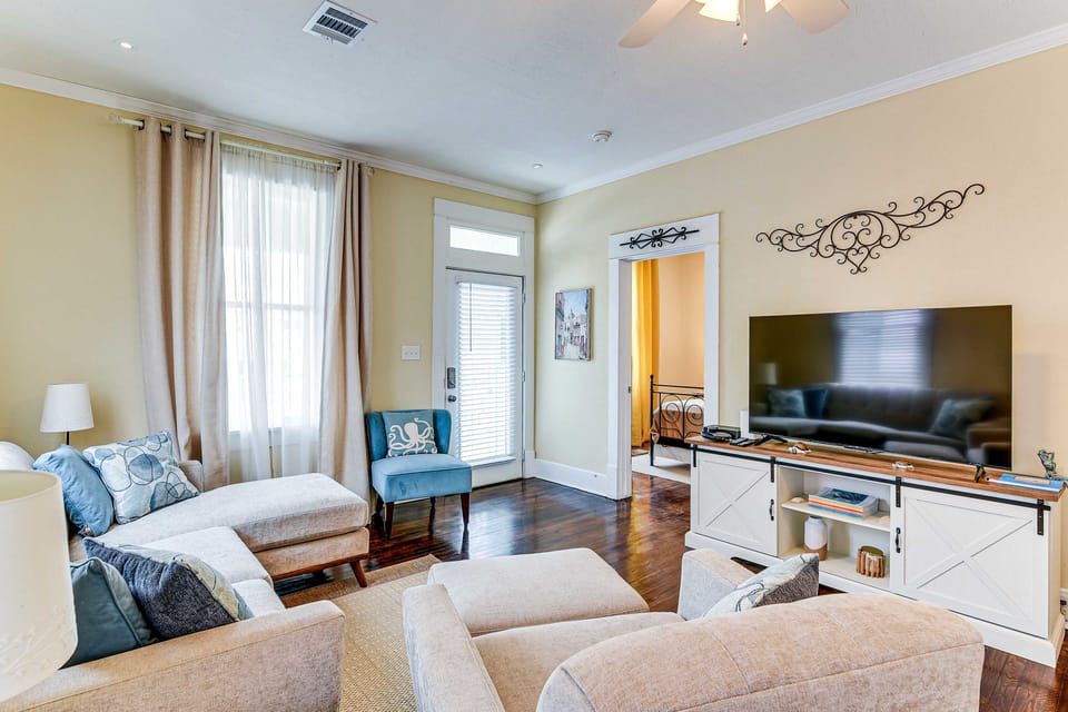 Walk to Beach! Family-Friendly Galveston Home House in Galveston Island
