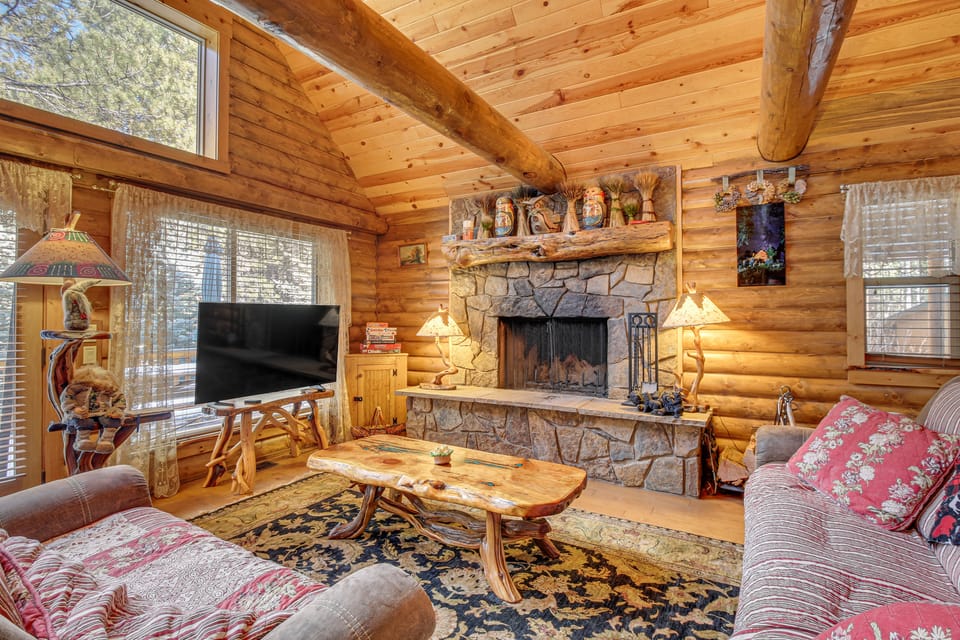 Family-Friendly Cabin w/ Fire Pit in Forest Lakes House in Arizona