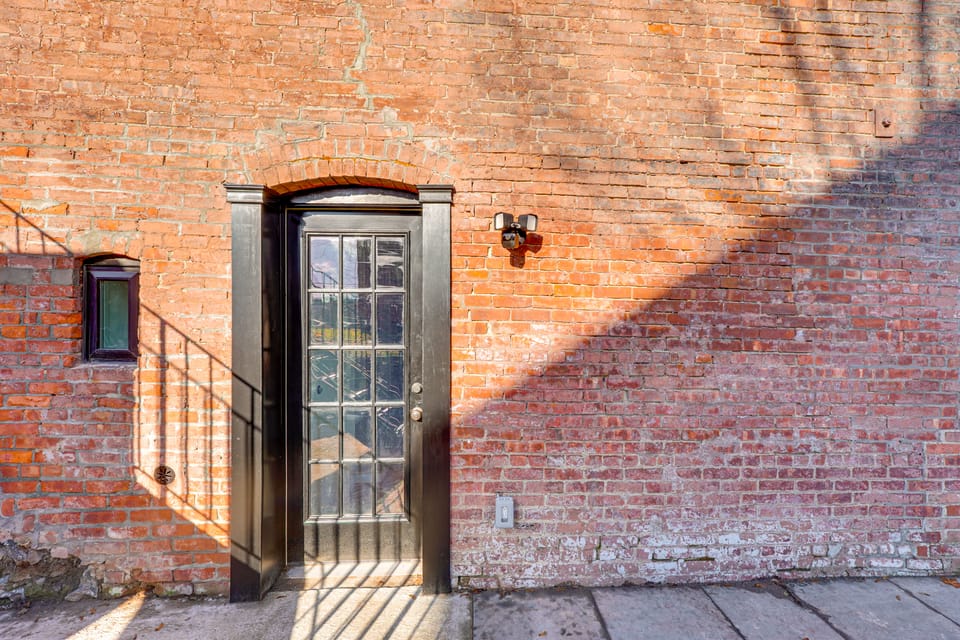Walk to Waterfront: Chic Hudson Valley Garden Apt Apartment in Port Ewen
