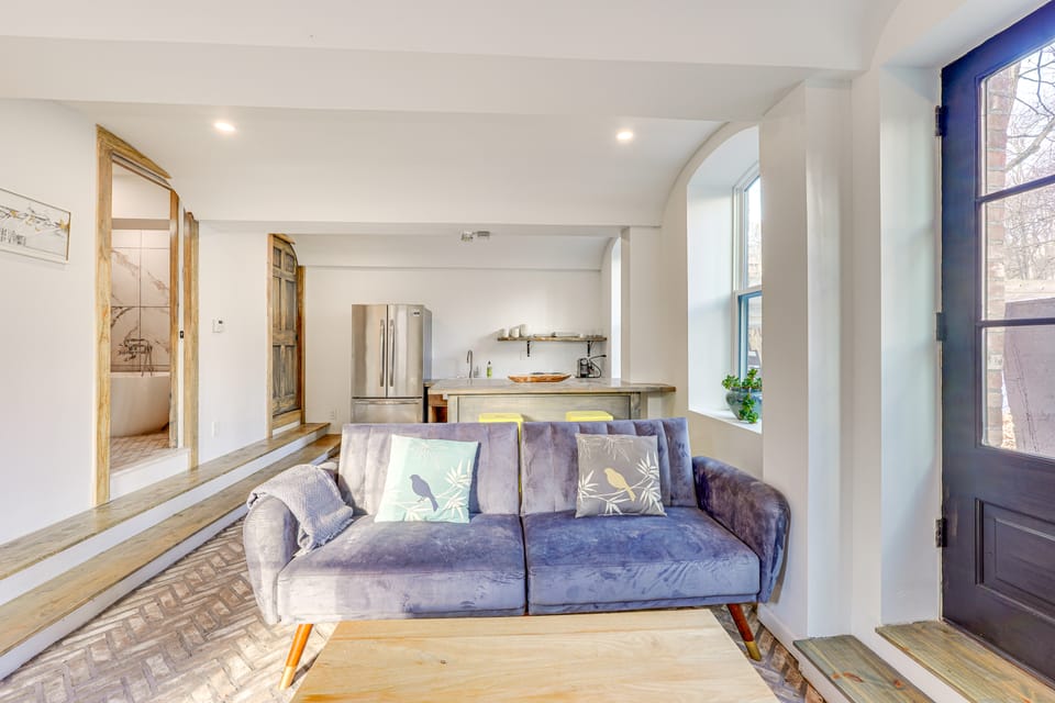 Walk to Waterfront: Chic Hudson Valley Garden Apt Apartment in Port Ewen