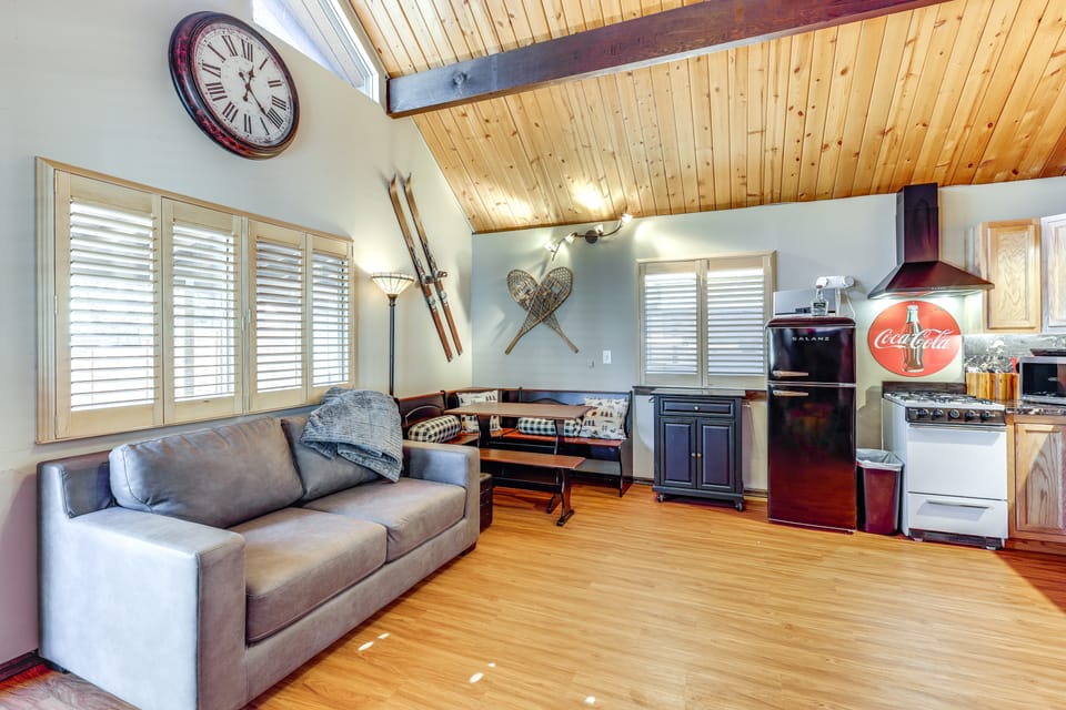 7 Mi to Snow Summit: Cozy Cabin w/ Hot Tub & Yard! House in Southern California