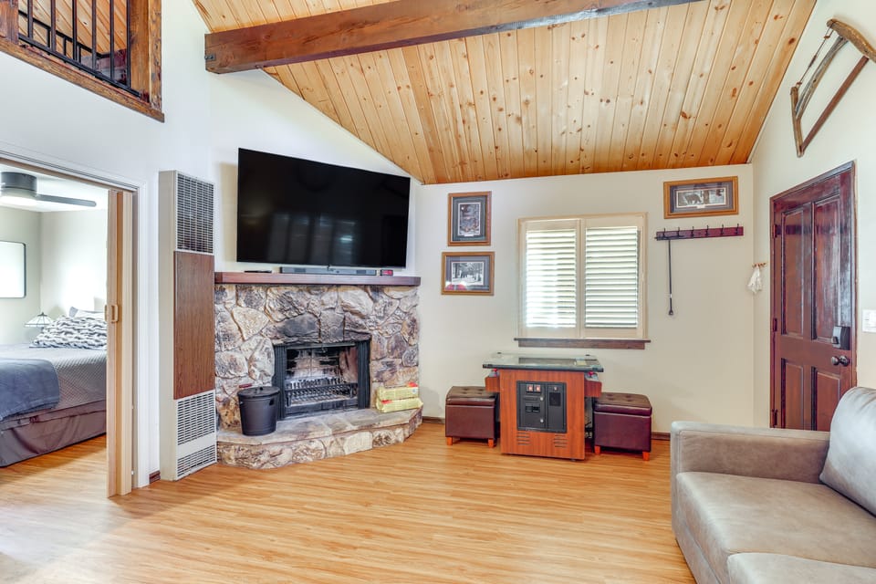 7 Mi to Snow Summit: Cozy Cabin w/ Hot Tub & Yard! House in Southern California