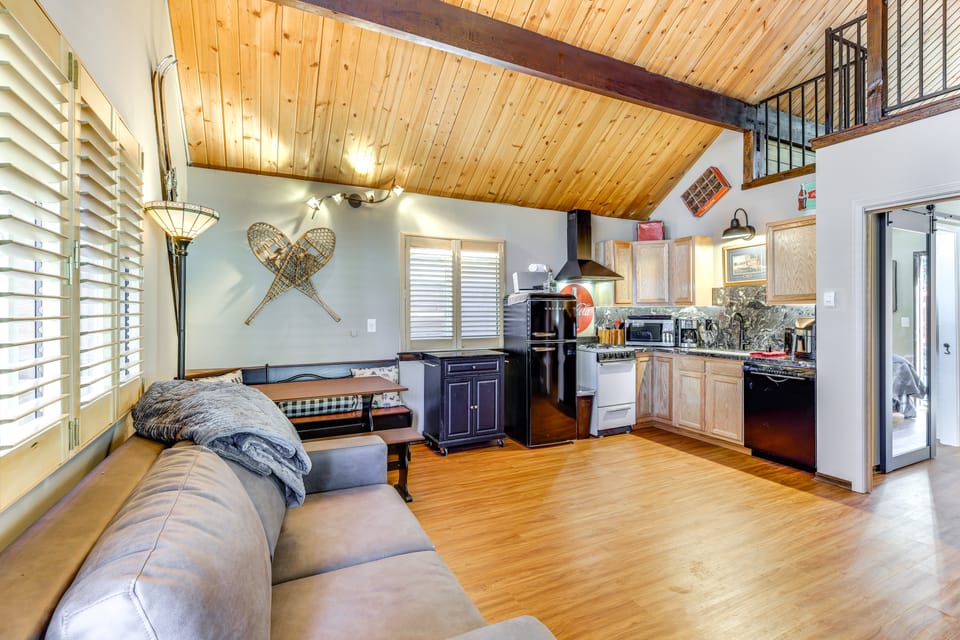 7 Mi to Snow Summit: Cozy Cabin w/ Hot Tub & Yard! House in Southern California