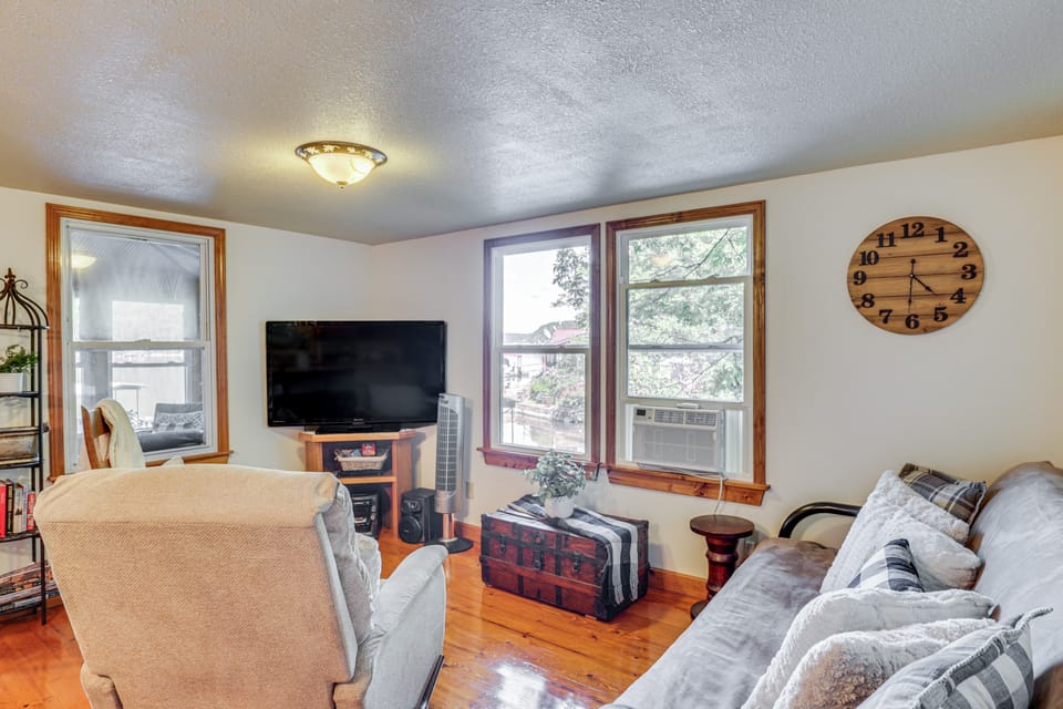 Pet-Friendly Cabin w/ Dock & Lake Views in Edwards House in Lake of the Ozarks