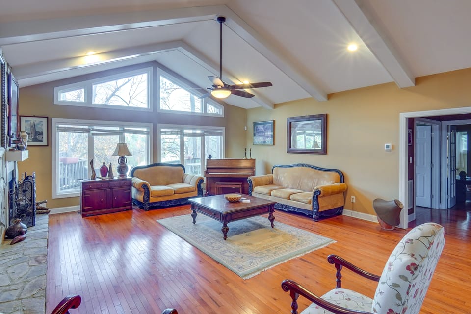Spacious Lakefront Apt w/ Deck in Fayetteville! Apartment in Fayetteville