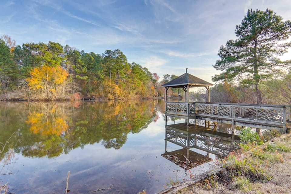 Spacious Lakefront Apt w/ Deck in Fayetteville! Apartment in Fayetteville