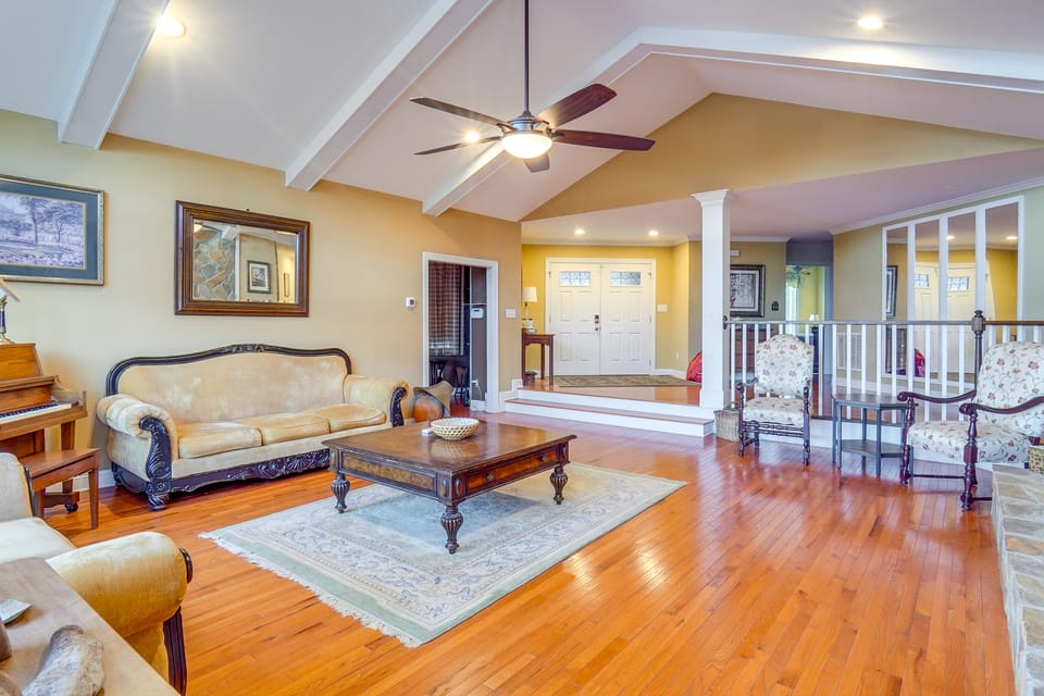 Spacious Lakefront Apt w/ Deck in Fayetteville! Apartment in Fayetteville