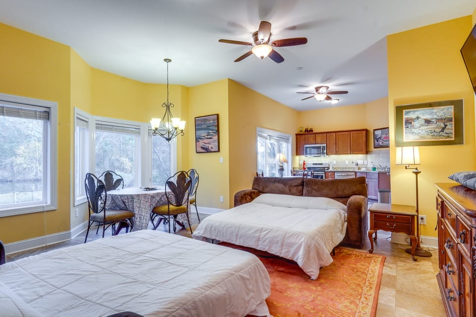 Scenic Studio w/ Dock Access in Fayetteville! Apartment in Fayetteville