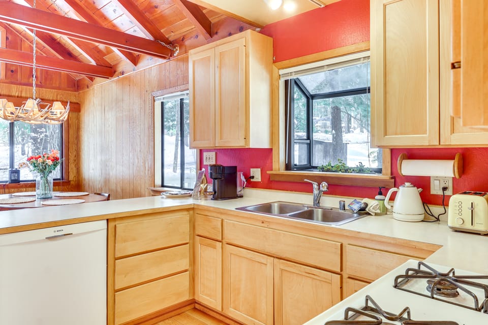 < 2 Blocks to Lake Tahoe: Family Home Near Skiing House in Lake Tahoe