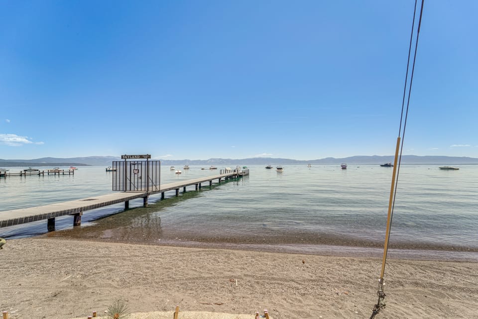 < 2 Blocks to Lake Tahoe: Family Home Near Skiing House in Lake Tahoe