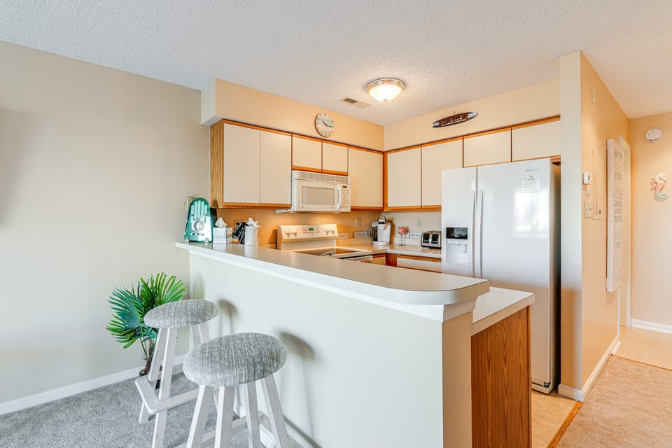 Half Mi to Beach: Bayfront Ocean City Condo, Deck Apartment in Ocean City