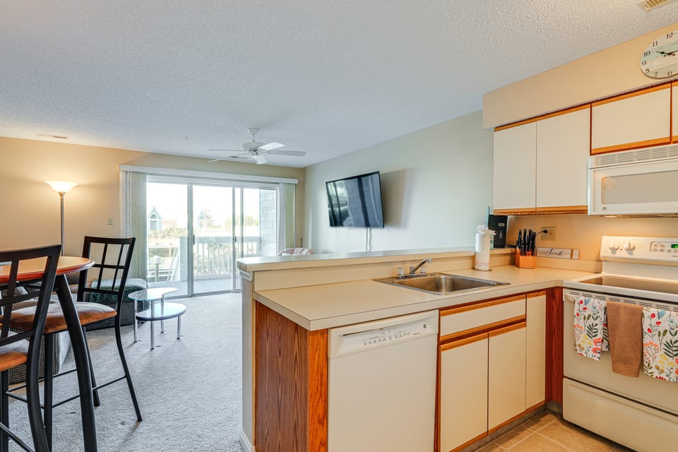 Half Mi to Beach: Bayfront Ocean City Condo, Deck Apartment in Ocean City