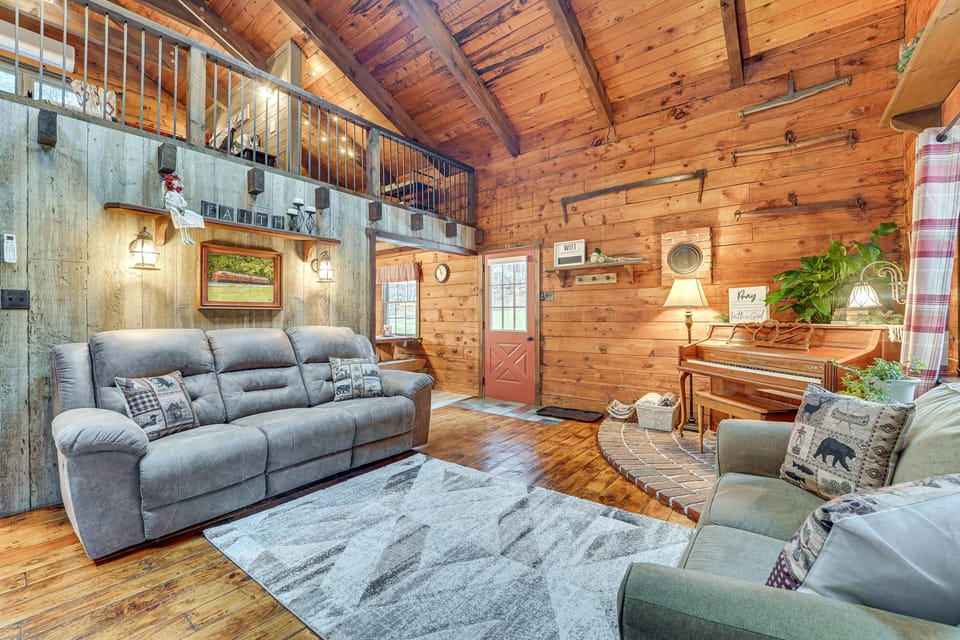 Family-Friendly Tyrone Cabin w/ Deck Near Hiking House in Allegheny River
