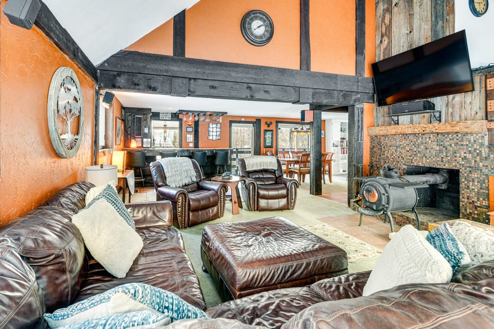 11 Mi to Sugarbush: Eclectic Ski House w/ Hot Tub! House in Roxbury