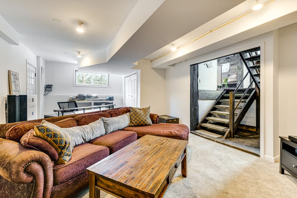 11 Mi to Sugarbush: Eclectic Ski House w/ Hot Tub! House in Roxbury