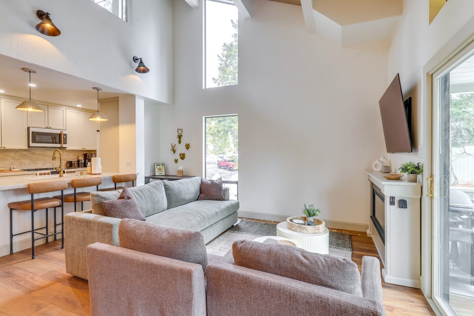 8 Mi to Northstar Slopes: Tahoe Gem w/ Fireplace Apartment in Tahoe Vista