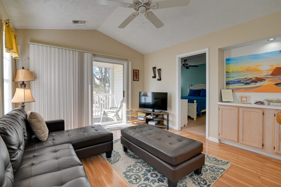4 Mi to Beach: Golf Getaway at River Oaks Resort! Apartment in Carolina Forest