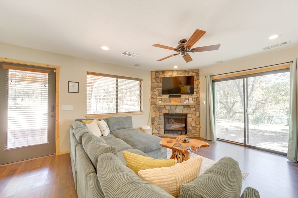 Outdoor Entertainment Spaces: Remote Pine Home! House in Strawberry