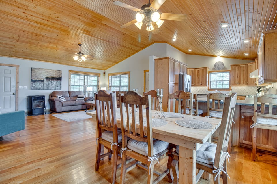 Norfork Lake Access: Cabin w/ Deck & Water View! House in Norfork Lake