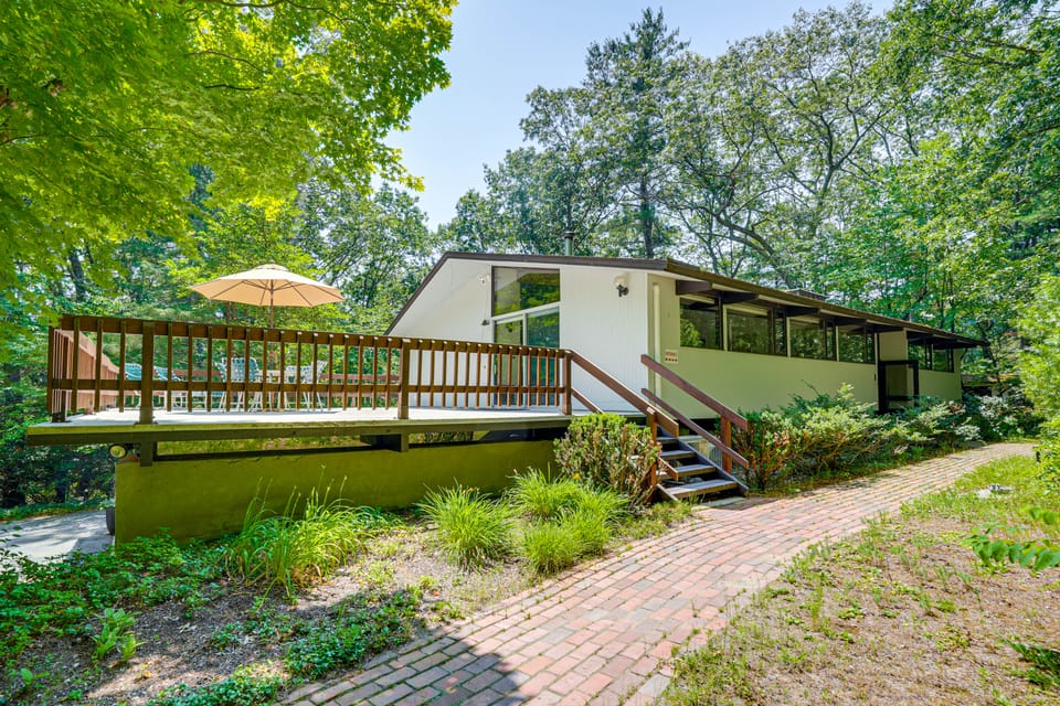 Trail Access On-Site: Gorgeous MCM Deck House! House in Middlesex County