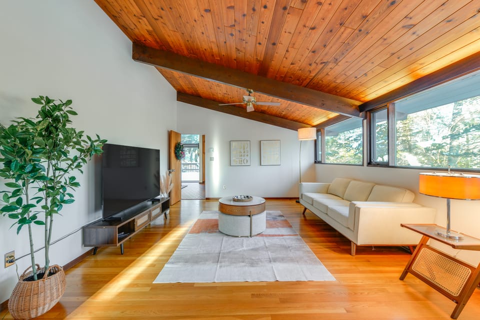 Trail Access On-Site: Gorgeous MCM Deck House! House in Middlesex County