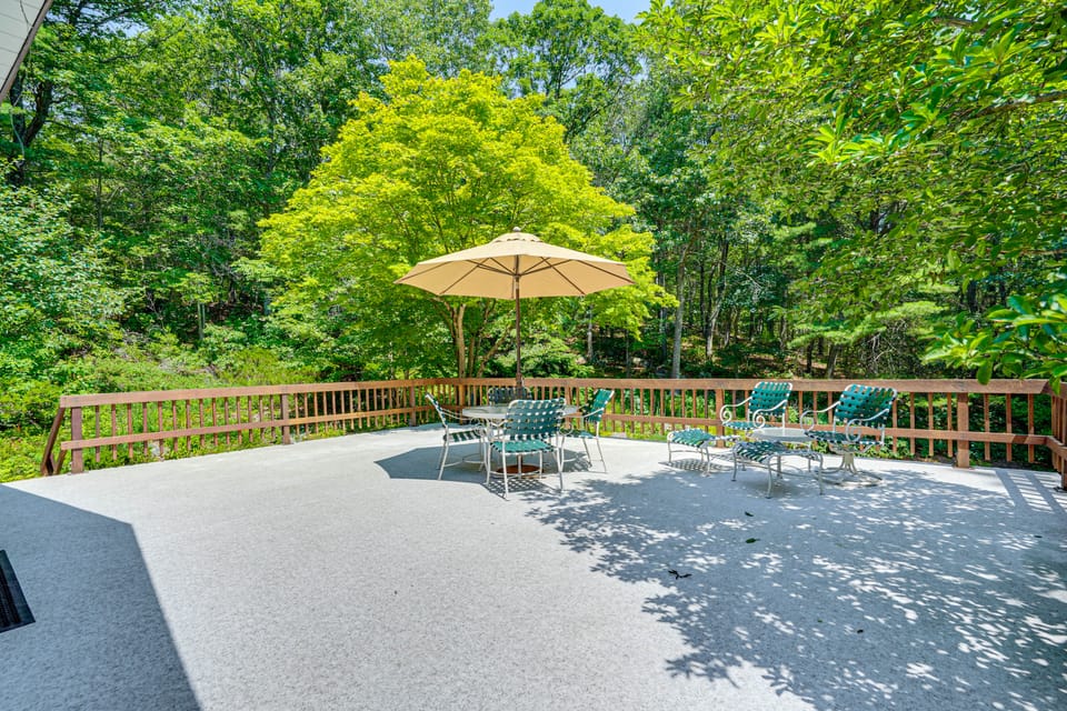 Trail Access On-Site: Gorgeous MCM Deck House! House in Middlesex County