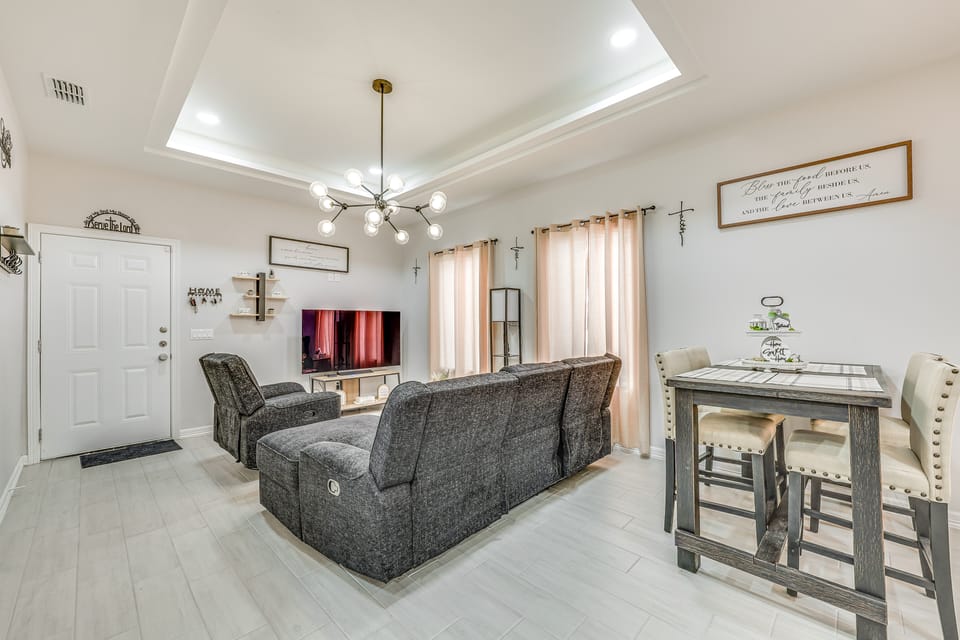 4 Mi to Dtwn: Modern Apartment in Edinburg! Apartment in Edinburg