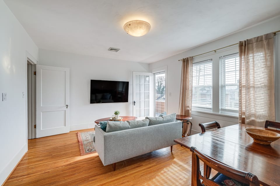 < 3 Mi to Dtwn Roanoke: Inviting Unit w/ Balcony Apartment in Roanoke
