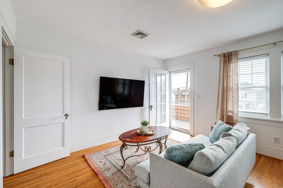 < 3 Mi to Dtwn Roanoke: Inviting Unit w/ Balcony Apartment in Roanoke