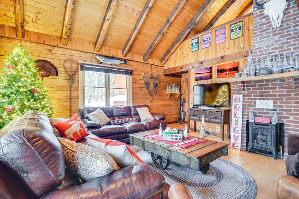 Deck & Fire Pit: Secluded Cabin Near Lake Francis! House in Pittsburg