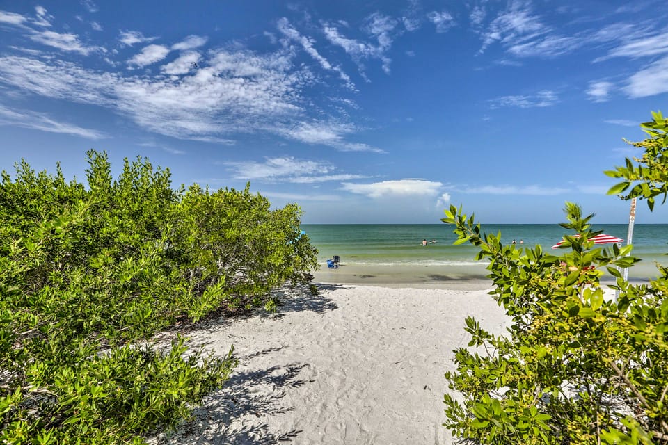 Beachfront Condo w/ Bay View in Fort Myers Beach! Apartment in Estero Island