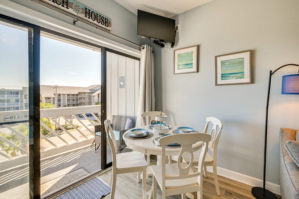 Walk to Beach: Top-Floor Condo in Murrells Inlet Apartment in Garden City