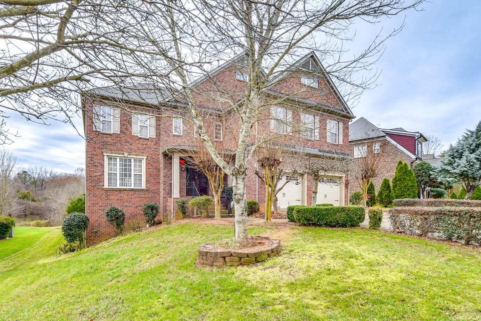 3 Mi to Carowinds: Retreat w/ On-Site Fishing House in Charlotte