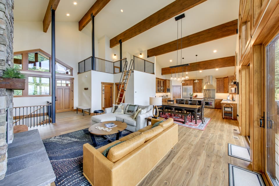 Stunning View! Peaceful & Modern Schweitzer Chalet House in Idaho