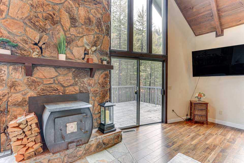 Private Cabin w/ Forest Views & Grill in Lakehead! House in California
