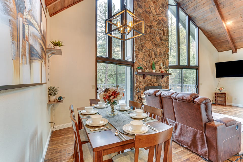 Private Cabin w/ Forest Views & Grill in Lakehead! House in California