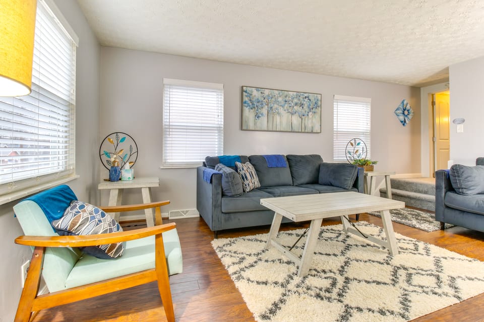 Walk to Main Street: Charming Bellevue Home House in Bellevue