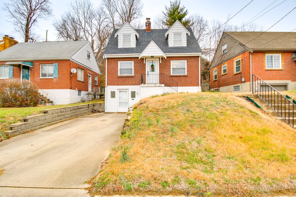 Walk to Main Street: Charming Bellevue Home House in Bellevue