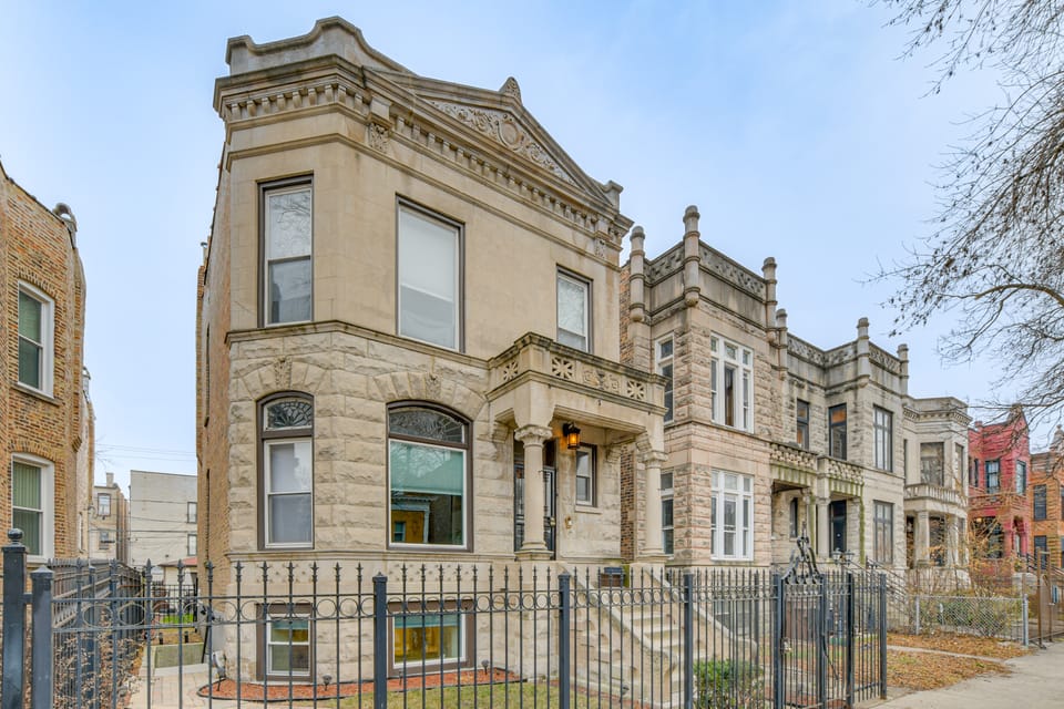 1 Mi to University of Chicago: Urban Escape! Apartment in Chicago