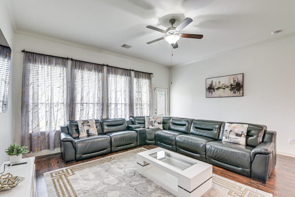 22 Mi to Dtwn Houston: Spacious Baytown Home! House in Baytown