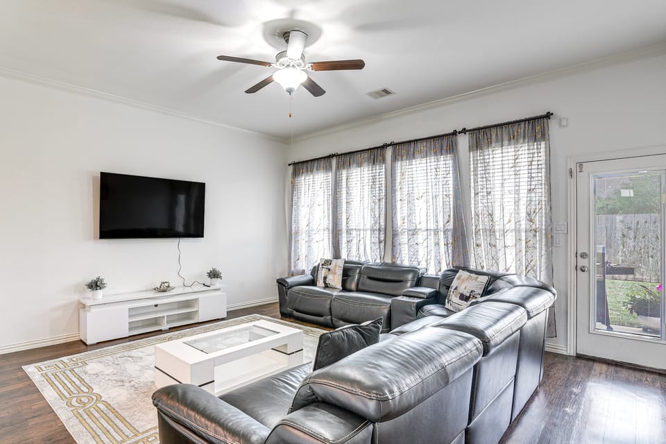 22 Mi to Dtwn Houston: Spacious Baytown Home! House in Baytown