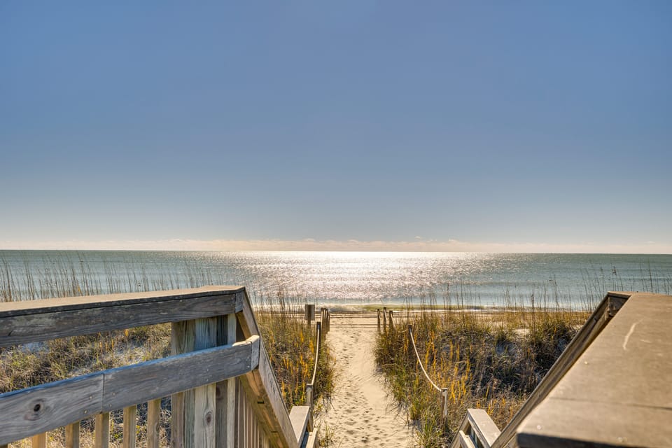 Walk to Beach: Emerald Isle Condo w/ Ocean View! Apartment in Emerald Isle