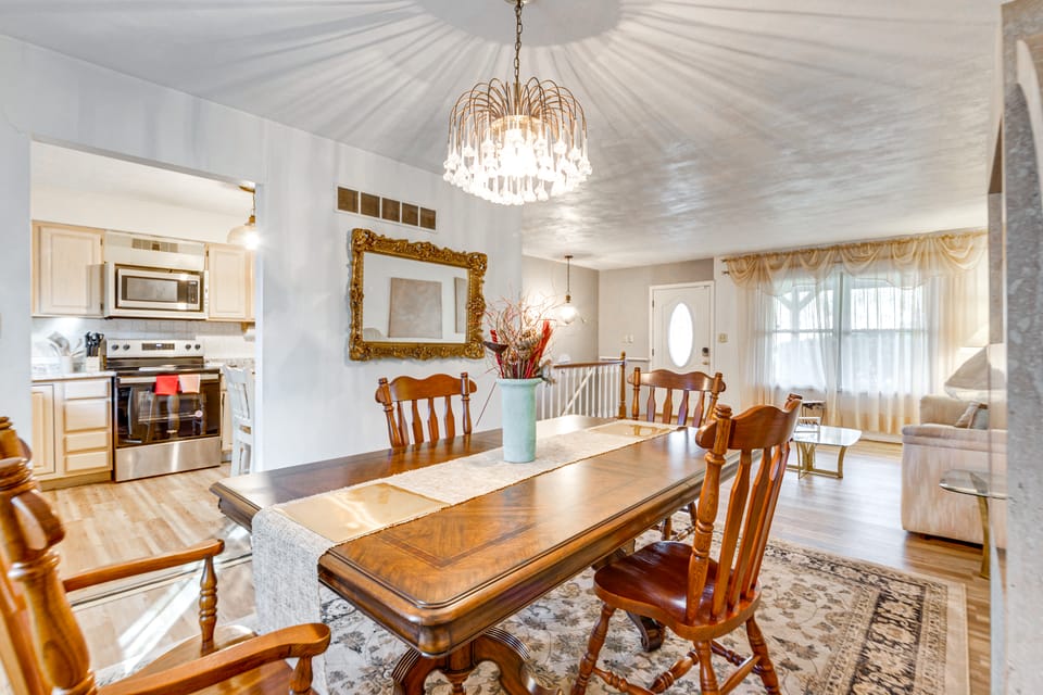 12 Mi to Dtwn St Louis: Family Home w/ Fireplaces! House in Belleville
