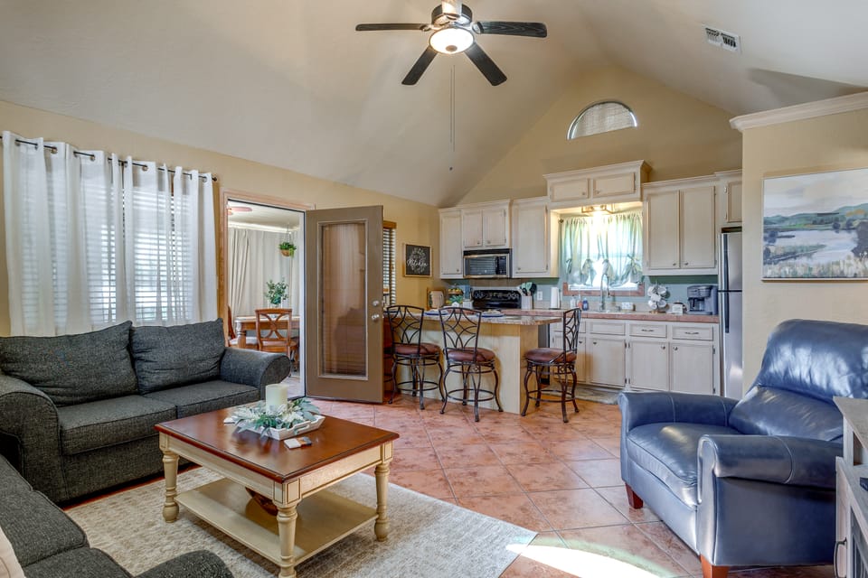 1/2 Mi to Lake Lawtonka: Mtn-View Haven! House in Medicine Park