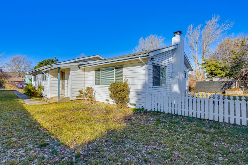 11 Mi to Burney Falls: Charming Home w/ Fireplace House in California