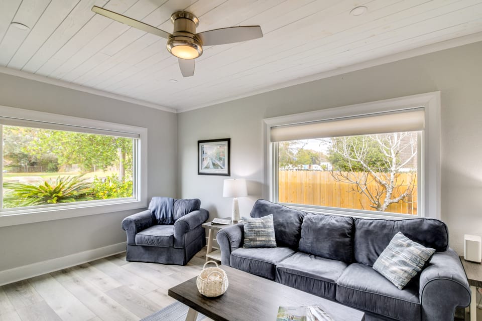5 Mi to Dtwn: Bright Home w/ Yard in Pensacola! House in Pensacola Beach